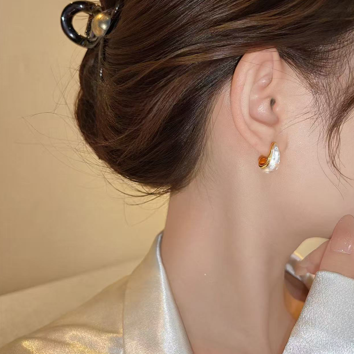 925 Silver and gold frame teardrop-shaped pearl stud earrings set with reference for hand wearing Specification image