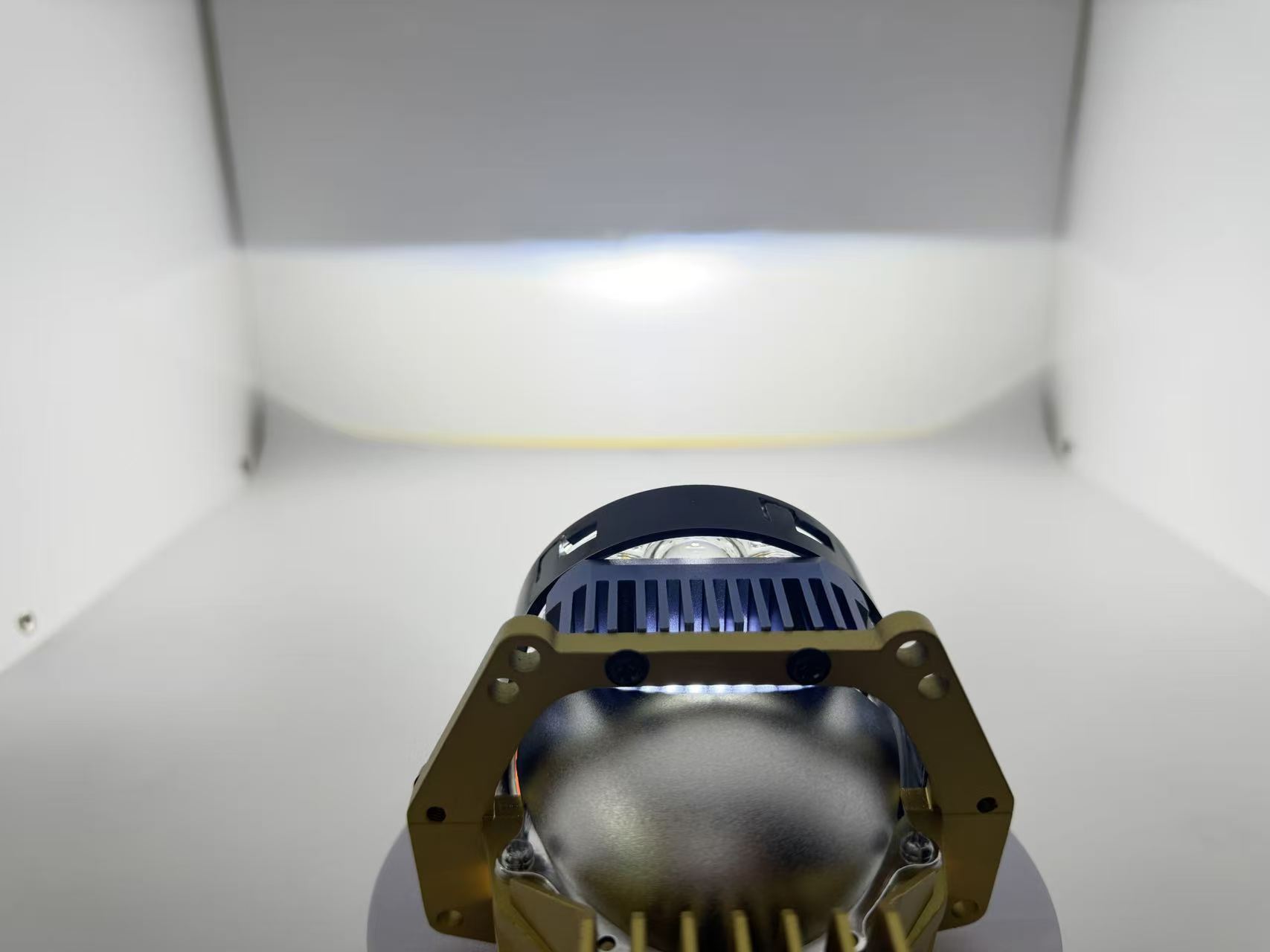 The headlamps of the car are equipped with three direct dual-light LED lenses, 68W high-power modified headlamps, and high and low beam laser headlamps pic 7