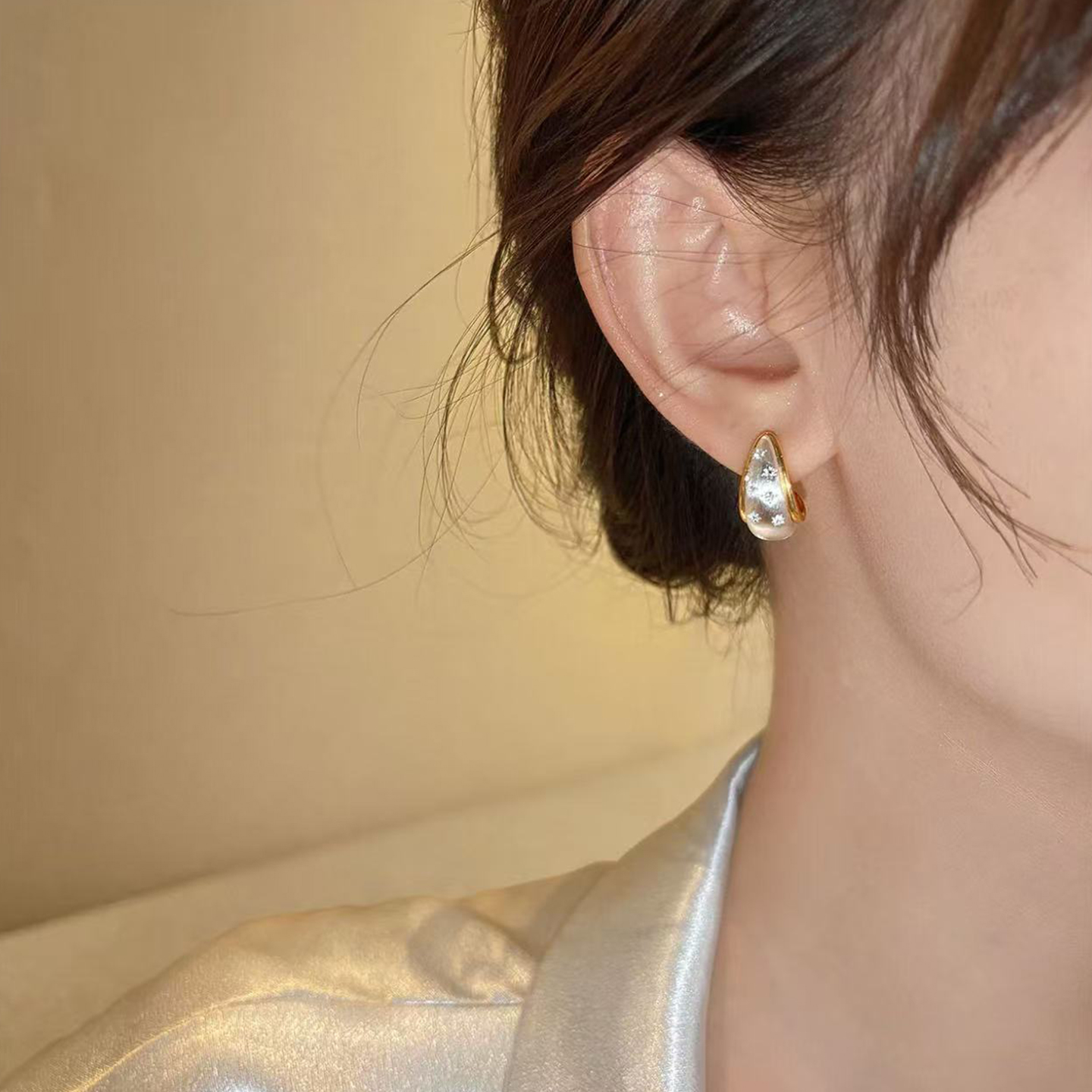 925 Silver and gold frame teardrop-shaped pearl stud earrings set with reference for hand wearing Application Scenario