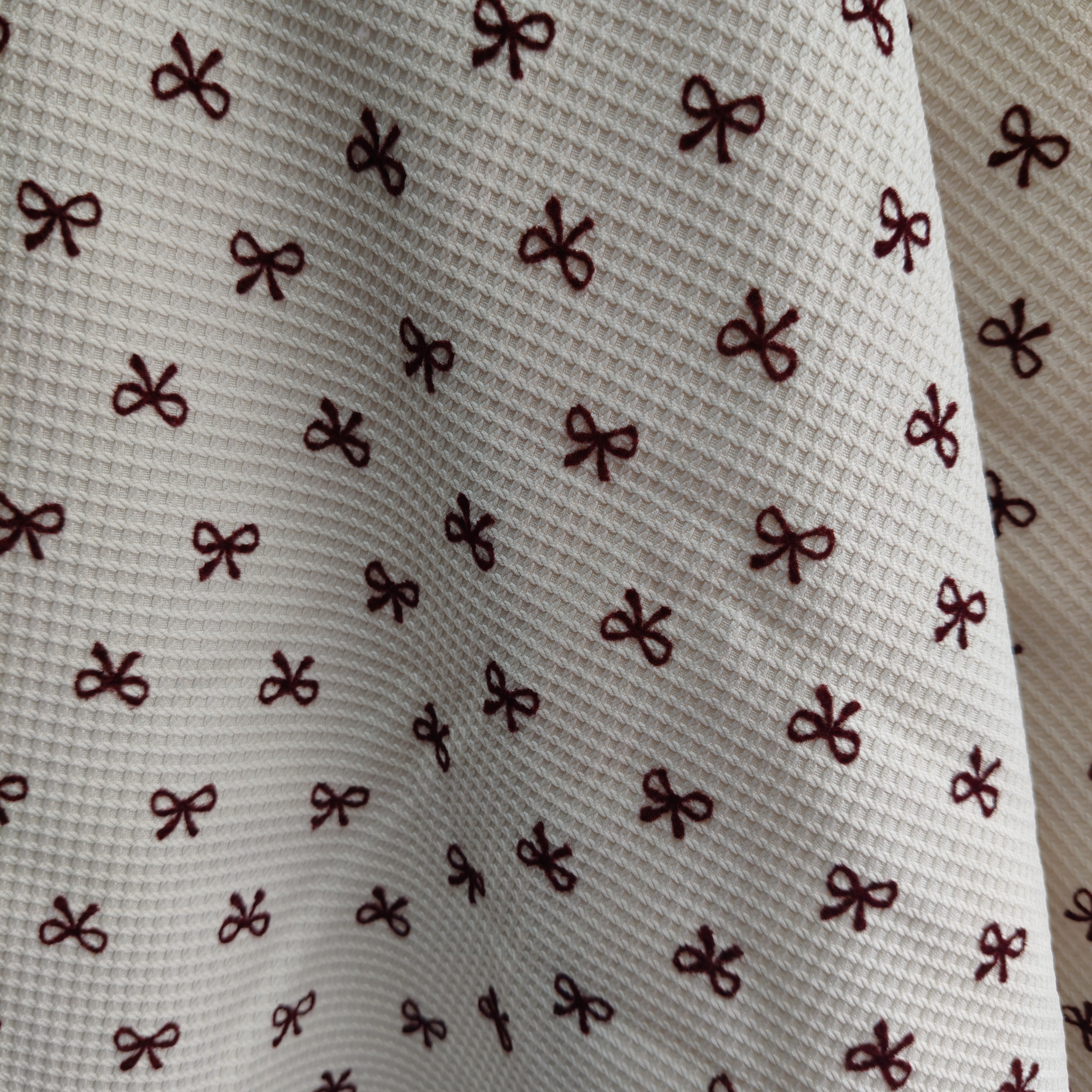 Knitted printed fabric, retro wine-red small heart-shaped bow, flocking, breathable and elastic fabric for bags, cosmetic bags and clothing Application Scenario