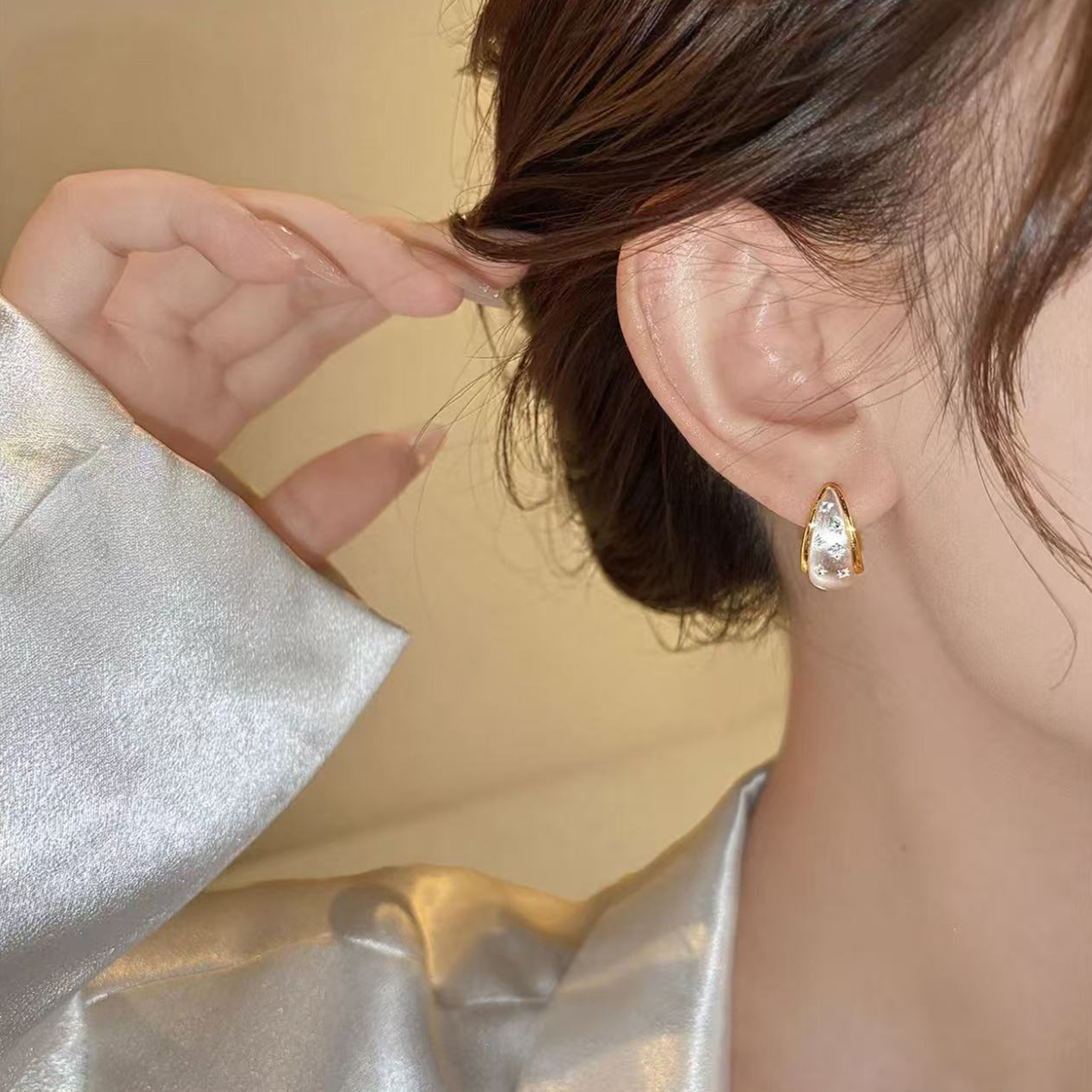 925 Silver and gold frame teardrop-shaped pearl stud earrings set with reference for hand wearing details Picture