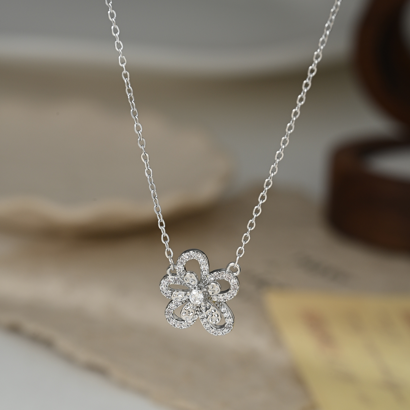 The 2026 new elegant style, sweet and cute, flower-shaped, ethereal design, a versatile daily outfit Item Picture