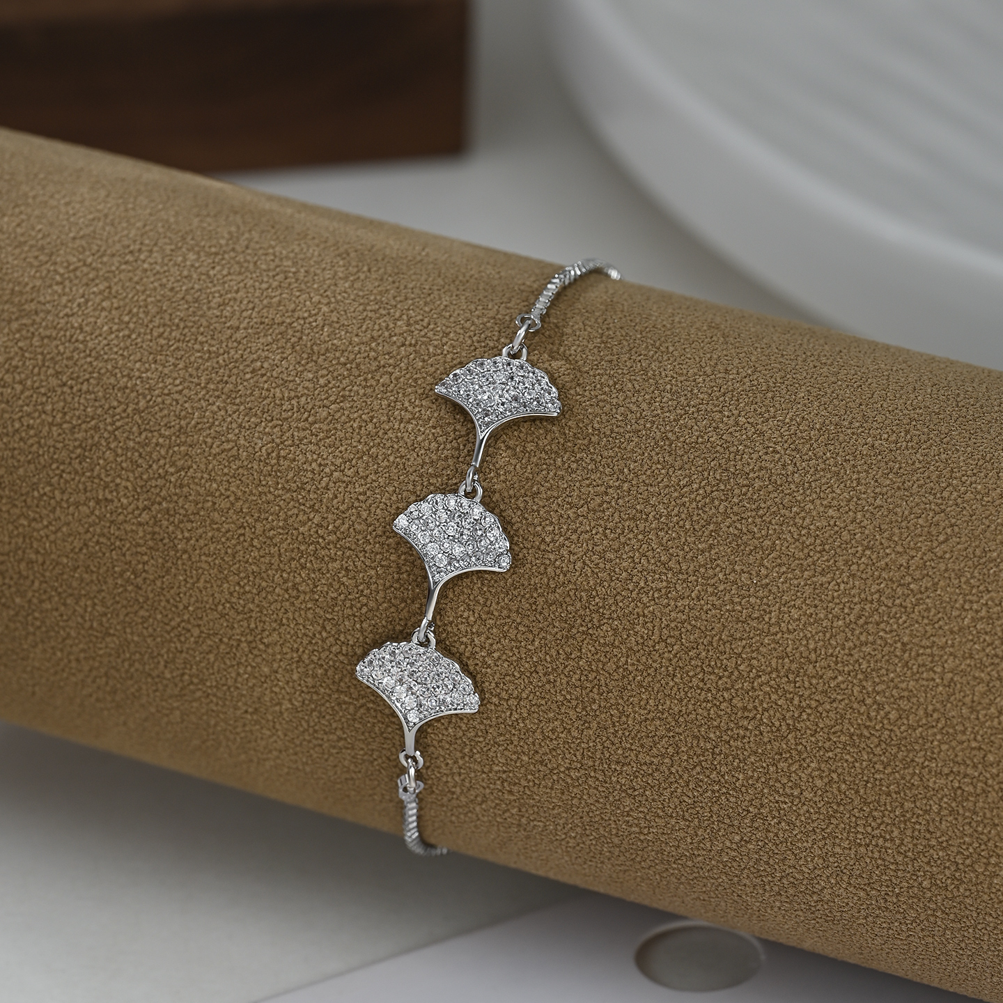 The 2026 new retro luxurious pull-out fan-shaped bracelet is a versatile daily accessory Application Scenario