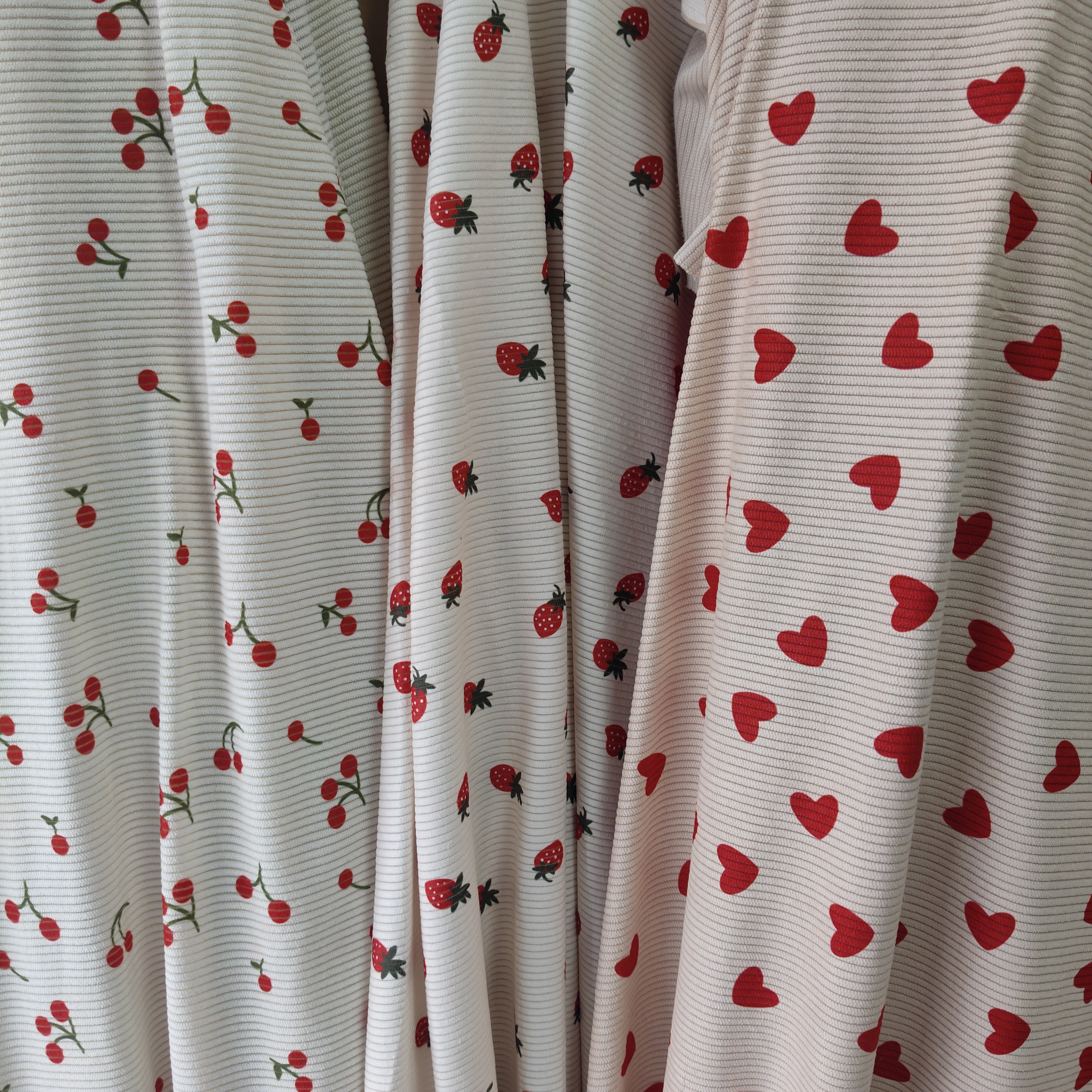 1. Soft, soft, skin-friendly, loose long-sleeved pajama set for women with strawberry heart and cherry print patterns detail image 3