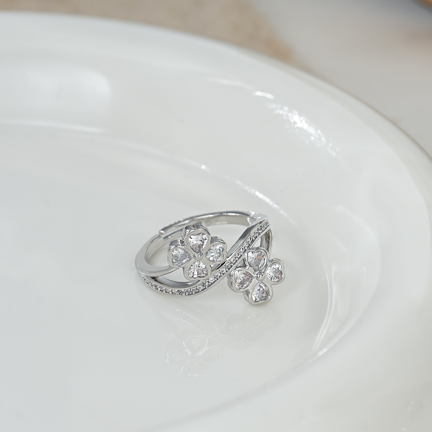 The 2026 new best-selling circular double four-leaf clover daily, ethereal and fashionable versatile ring pic 6