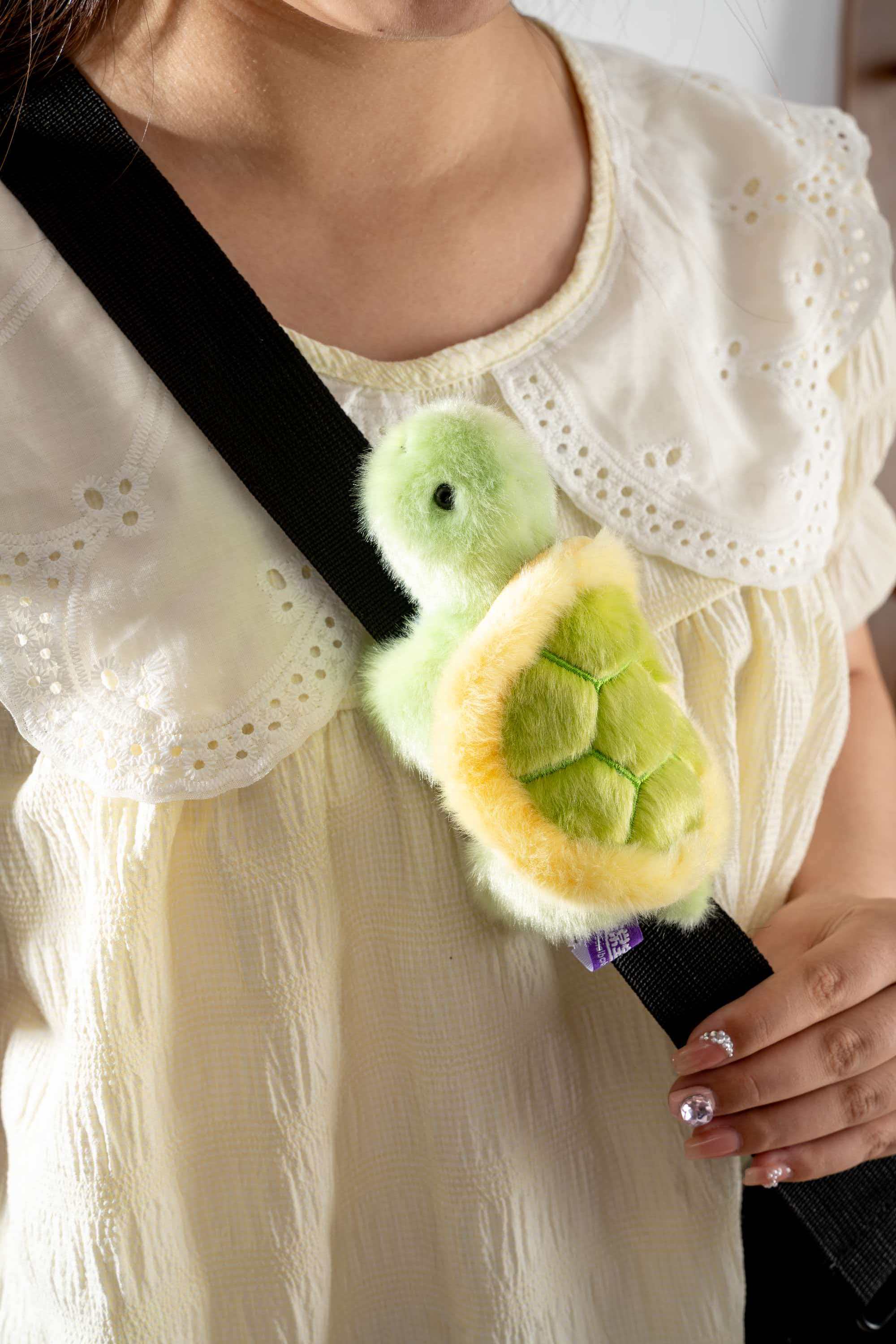This is a very precious, fragrant, soft, magnetic turtle fridge magnet, plush toy, and a table companion doll. It's a cute and fun gift choice. The magnetic plush toy is decorated with a cute wall and a green plush turtle