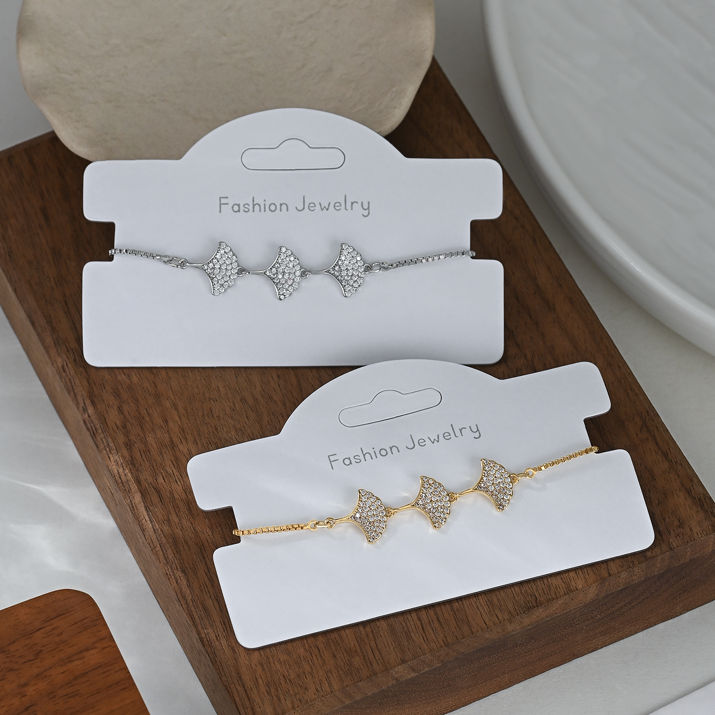 The 2026 new retro luxurious pull-out fan-shaped bracelet is a versatile daily accessory