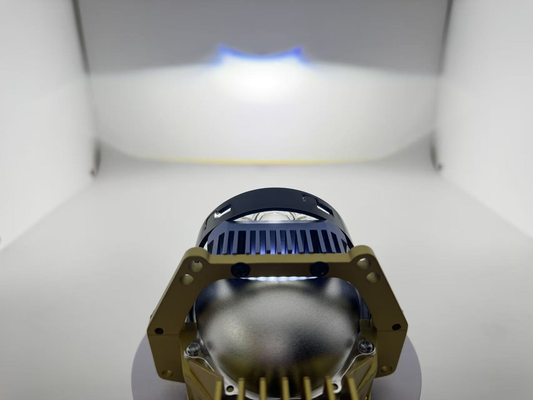 The headlamps of the car are equipped with three direct dual-light LED lenses, 68W high-power modified headlamps, and high and low beam laser headlamps pic 3