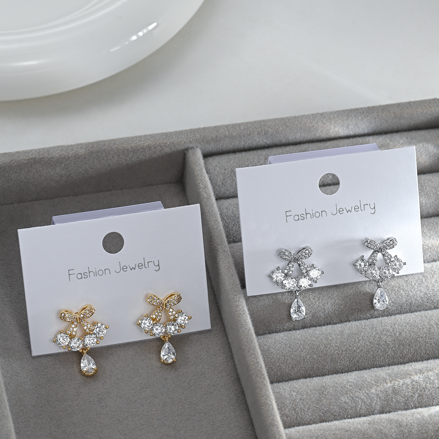 The 2026 new luxurious and elegant bow pendant is a versatile choice for dates and gatherings