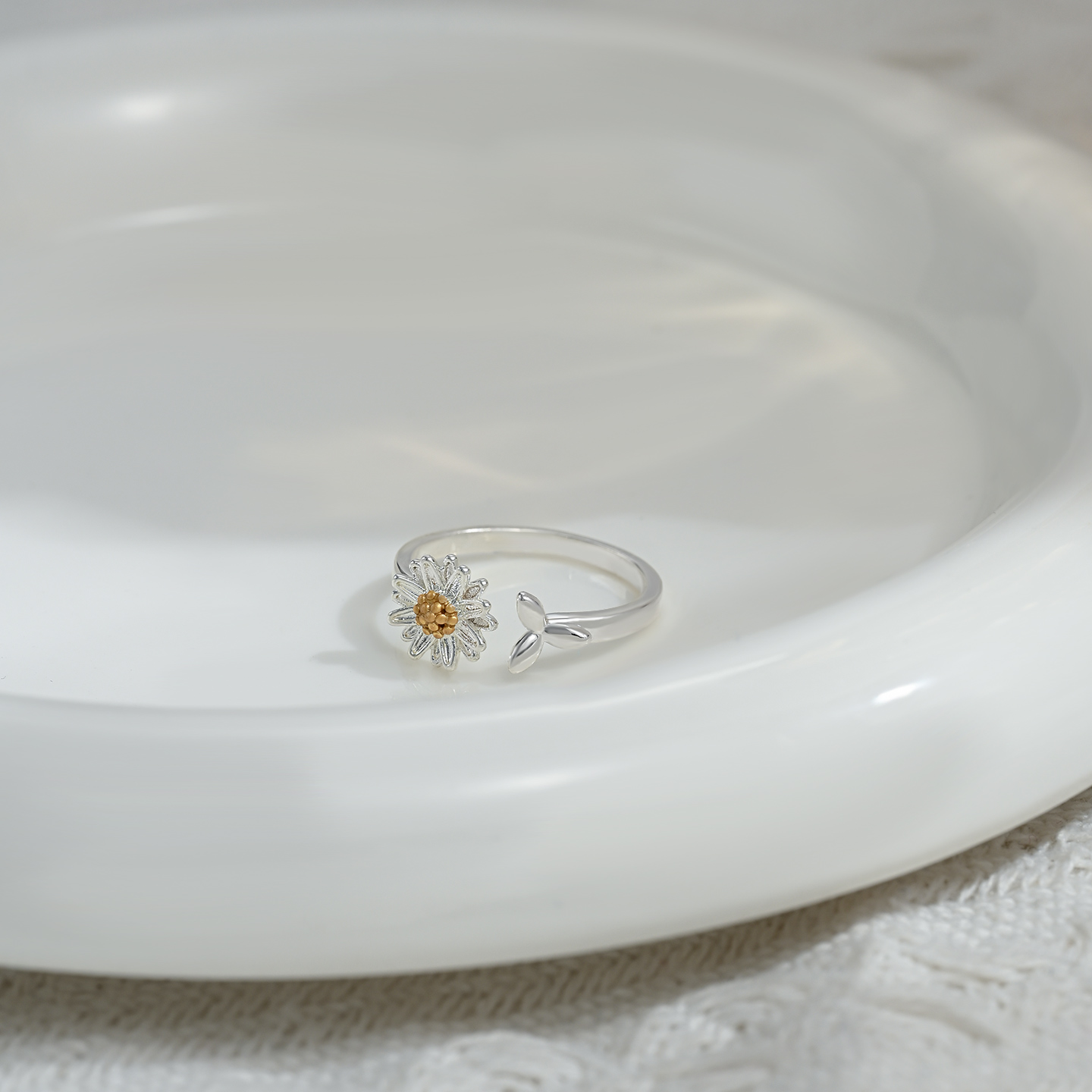 New Spring/Summer 2026 collection: Two-color electroplated, simple and individual open ring, women's niche design, small Daisy ring index finger ring Specification image