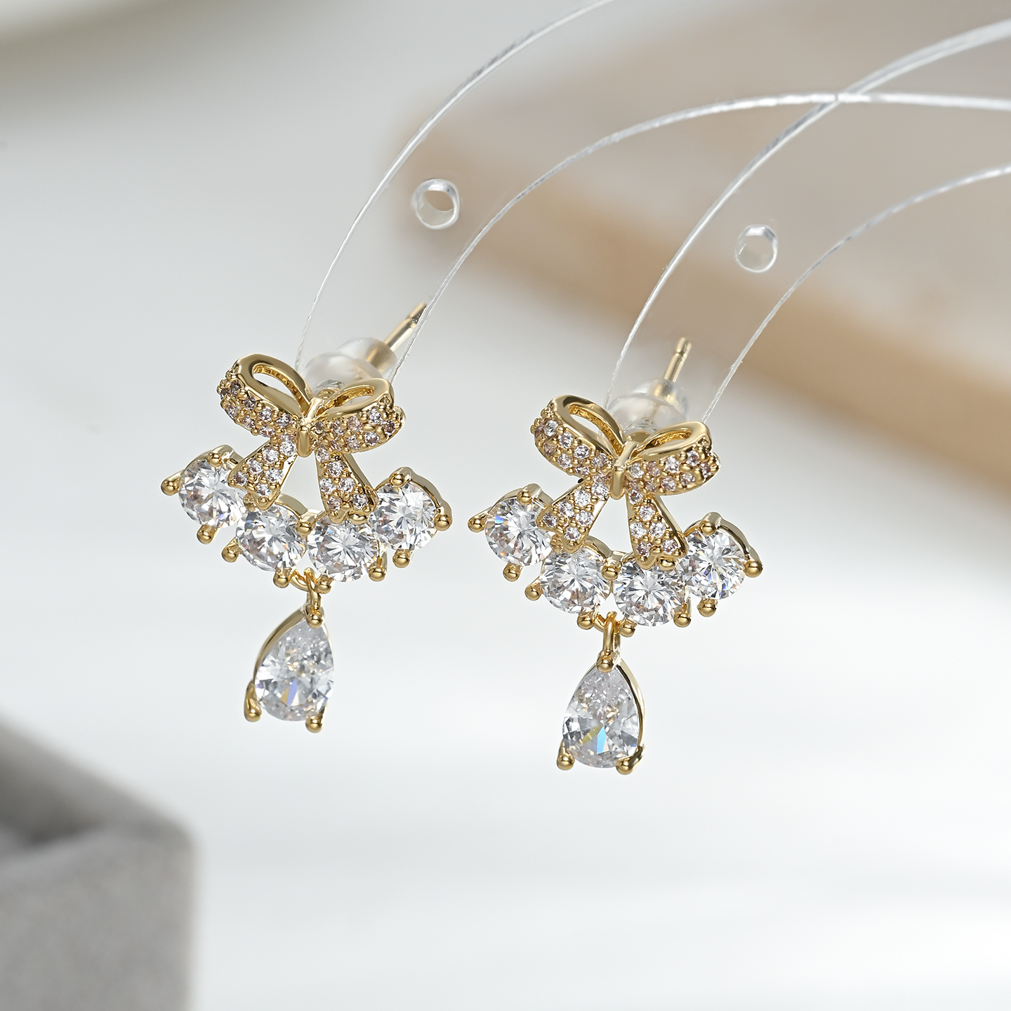 The 2026 new luxurious and elegant bow pendant is a versatile choice for dates and gatherings Item Picture