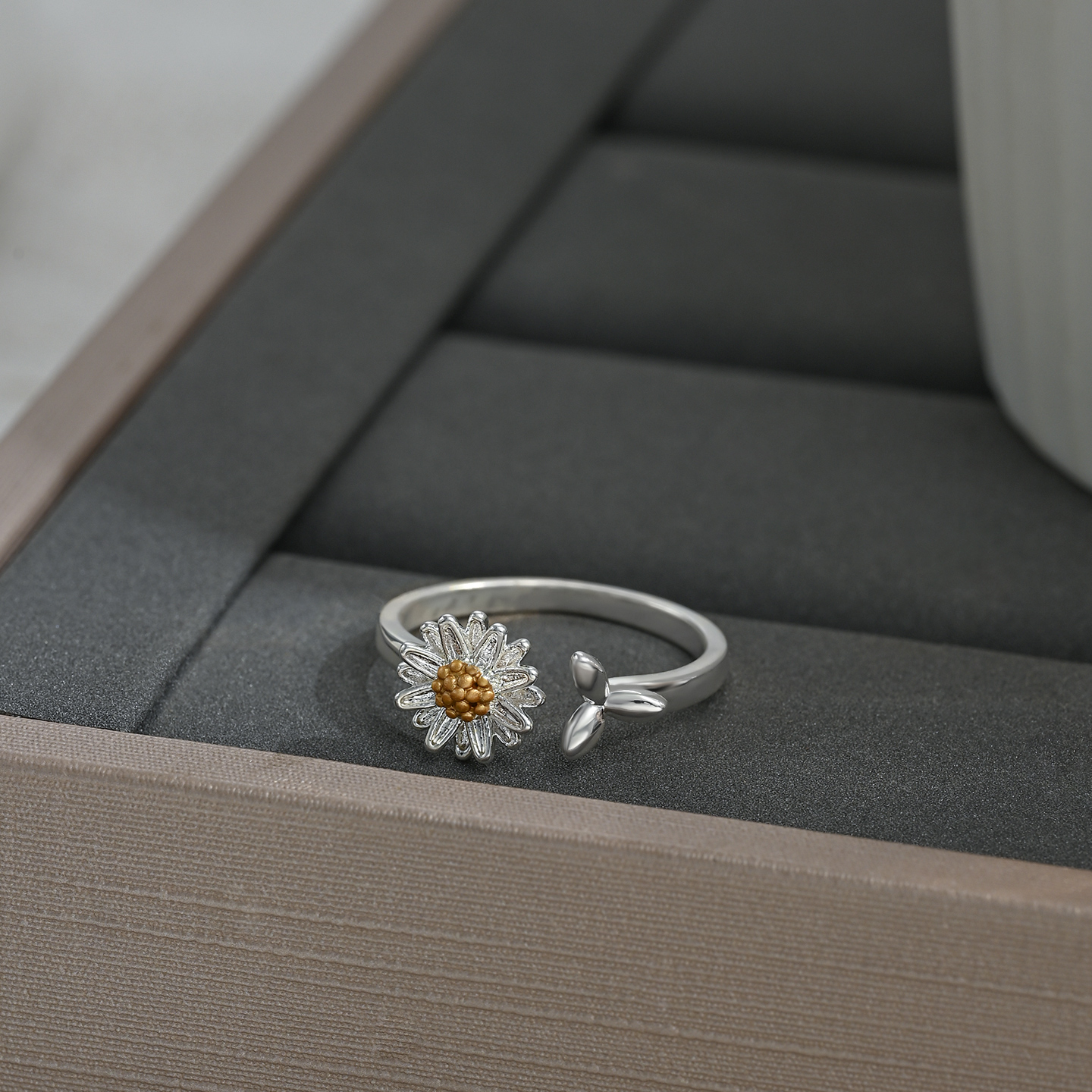 New Spring/Summer 2026 collection: Two-color electroplated, simple and individual open ring, women's niche design, small Daisy ring index finger ring Application Scenario