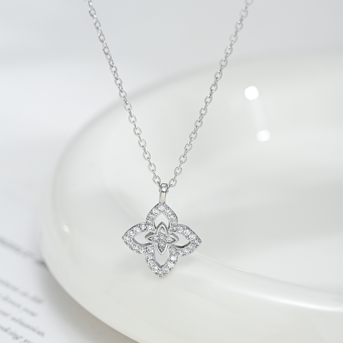 2026新款轻奢四叶草锁骨链项链女高级感时尚真金电镀项饰 Item Picture