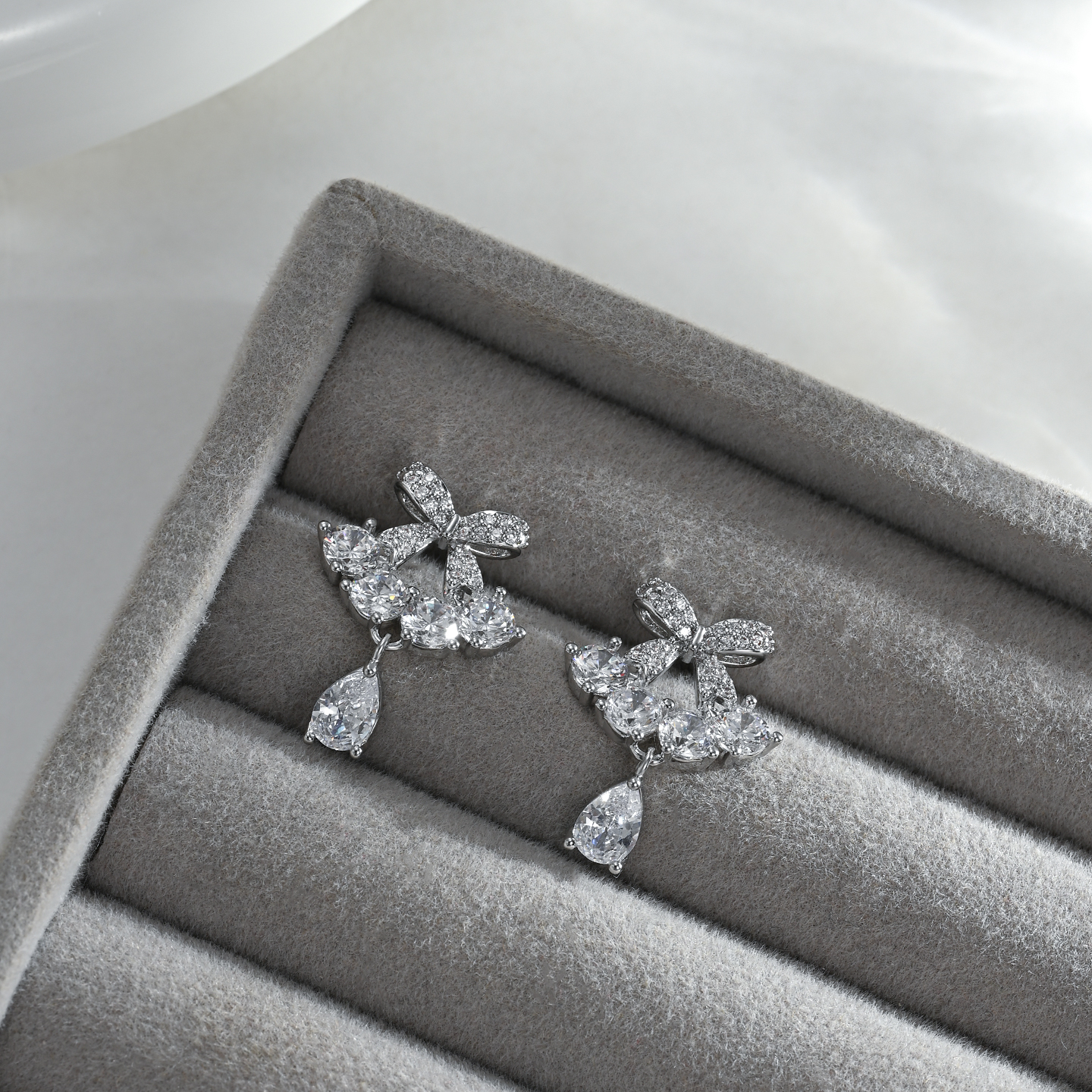 The 2026 new luxurious and elegant bow pendant is a versatile choice for dates and gatherings Specification image
