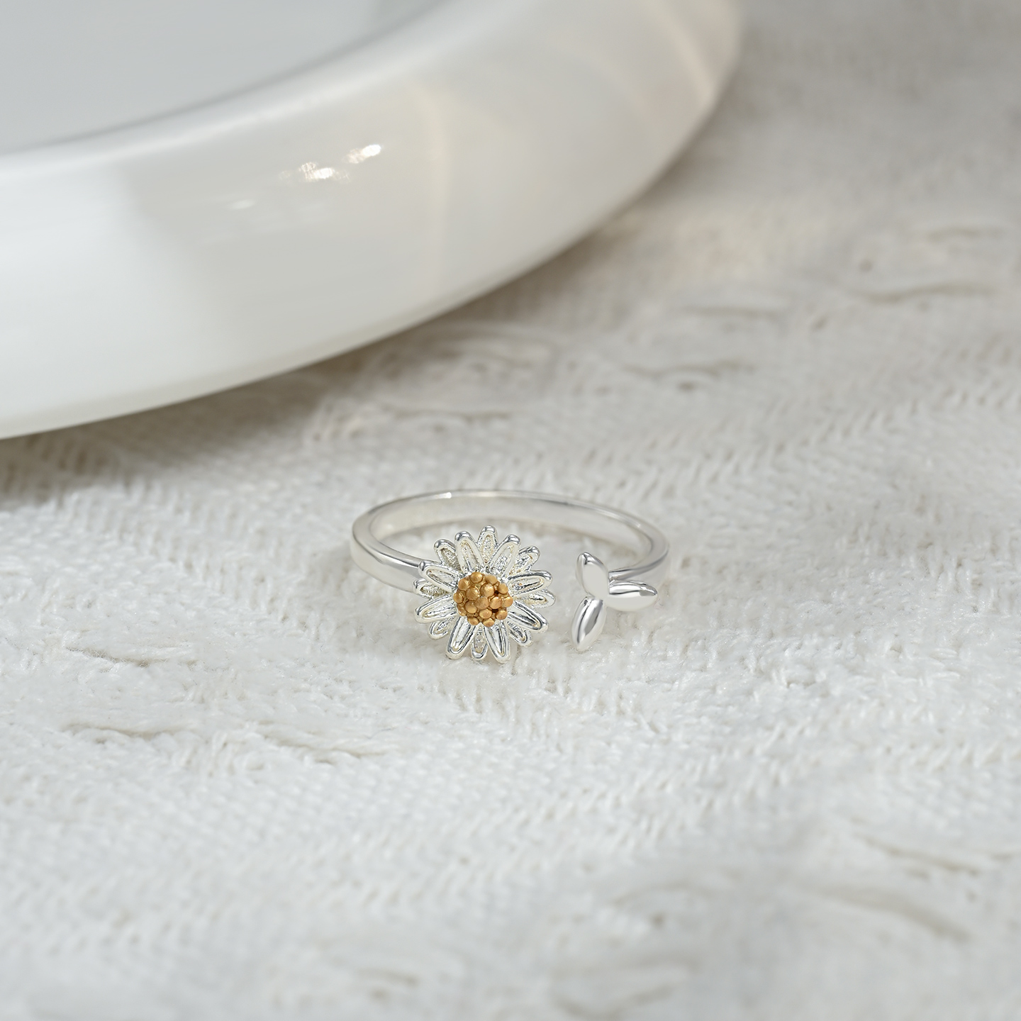 New Spring/Summer 2026 collection: Two-color electroplated, simple and individual open ring, women's niche design, small Daisy ring index finger ring