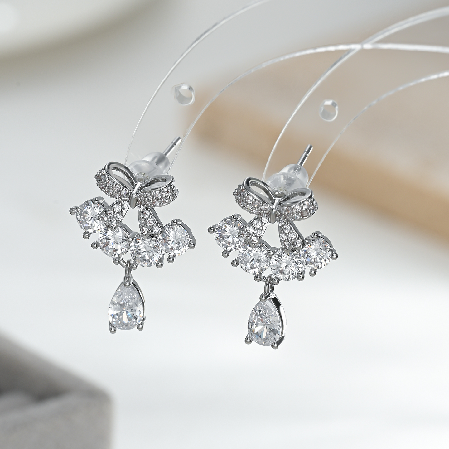 The 2026 new luxurious and elegant bow pendant is a versatile choice for dates and gatherings Application Scenario