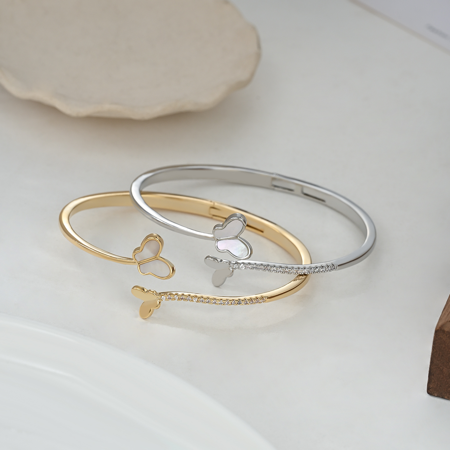 2026 New light luxury jewelry: Women's high-end natural shell butterfly bracelet, commuter style bracelet