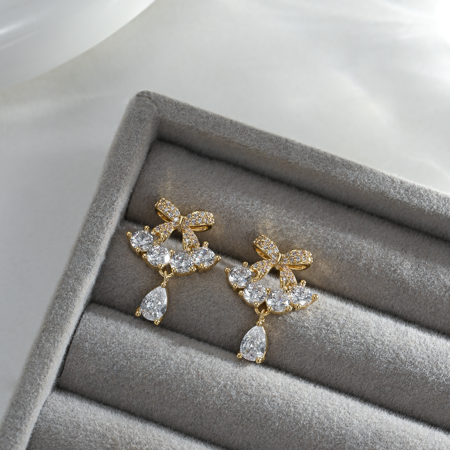 The 2026 new luxurious and elegant bow pendant is a versatile choice for dates and gatherings details Picture