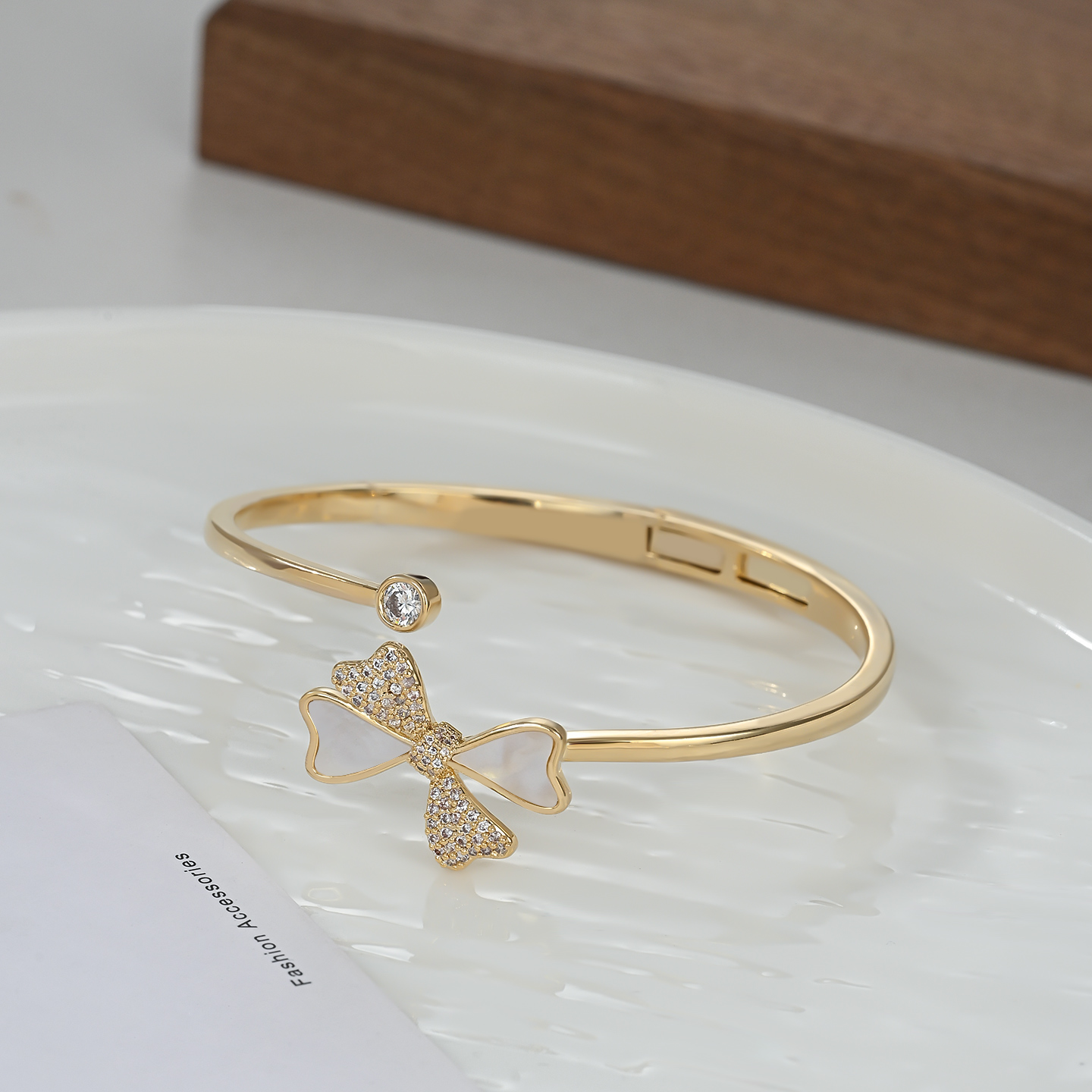 2026 New style light luxury jewelry for women, natural shell bow bracelet, exquisite bracelet