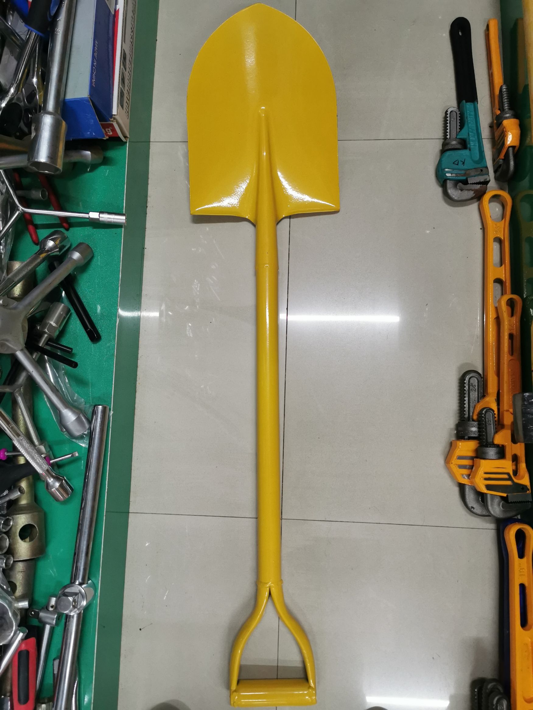 黄色铁锹沙铲户外铁锹工具