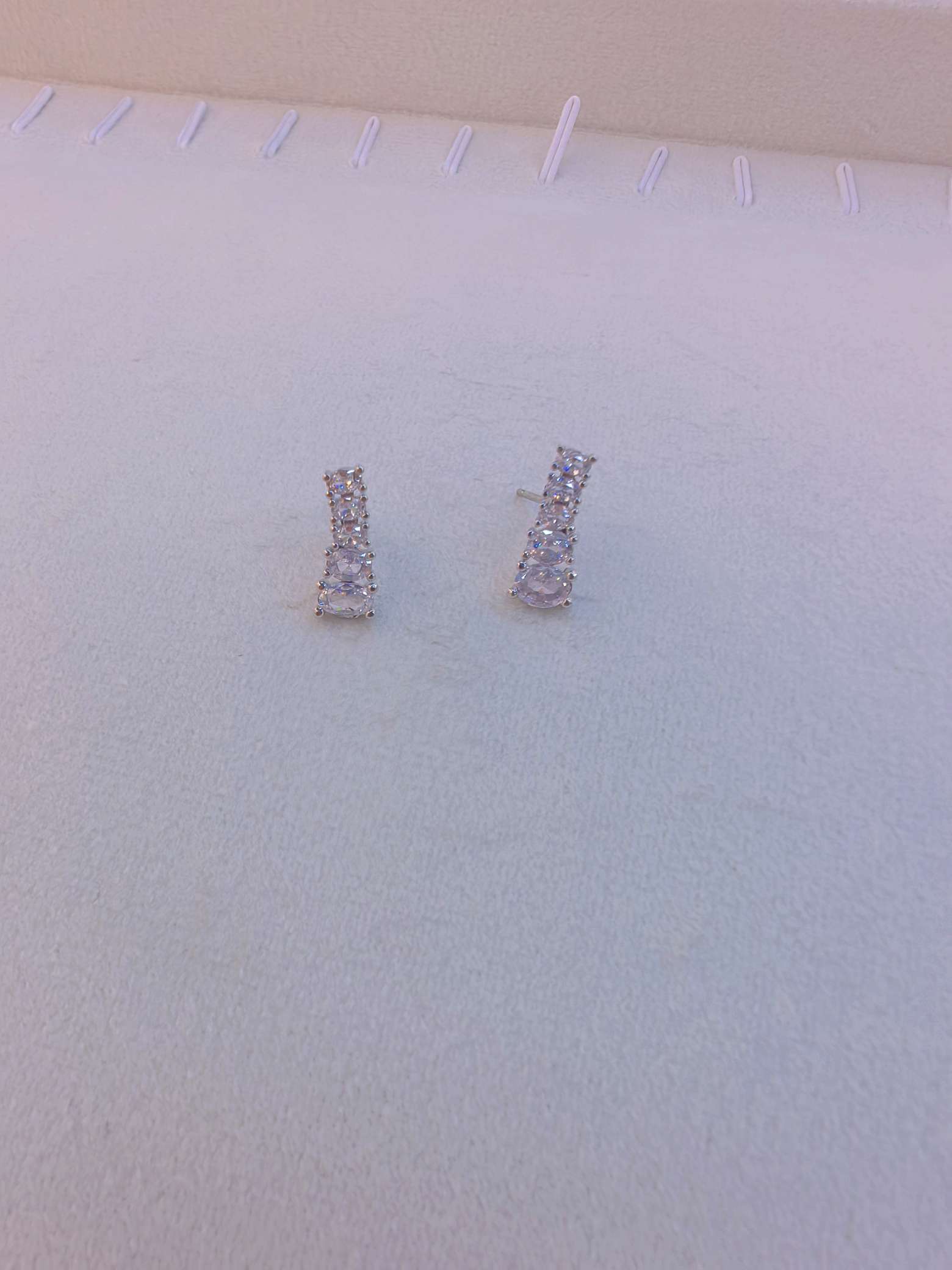 A pair of simple and fashionable earstud metal earrings for women, light luxury and versatile
