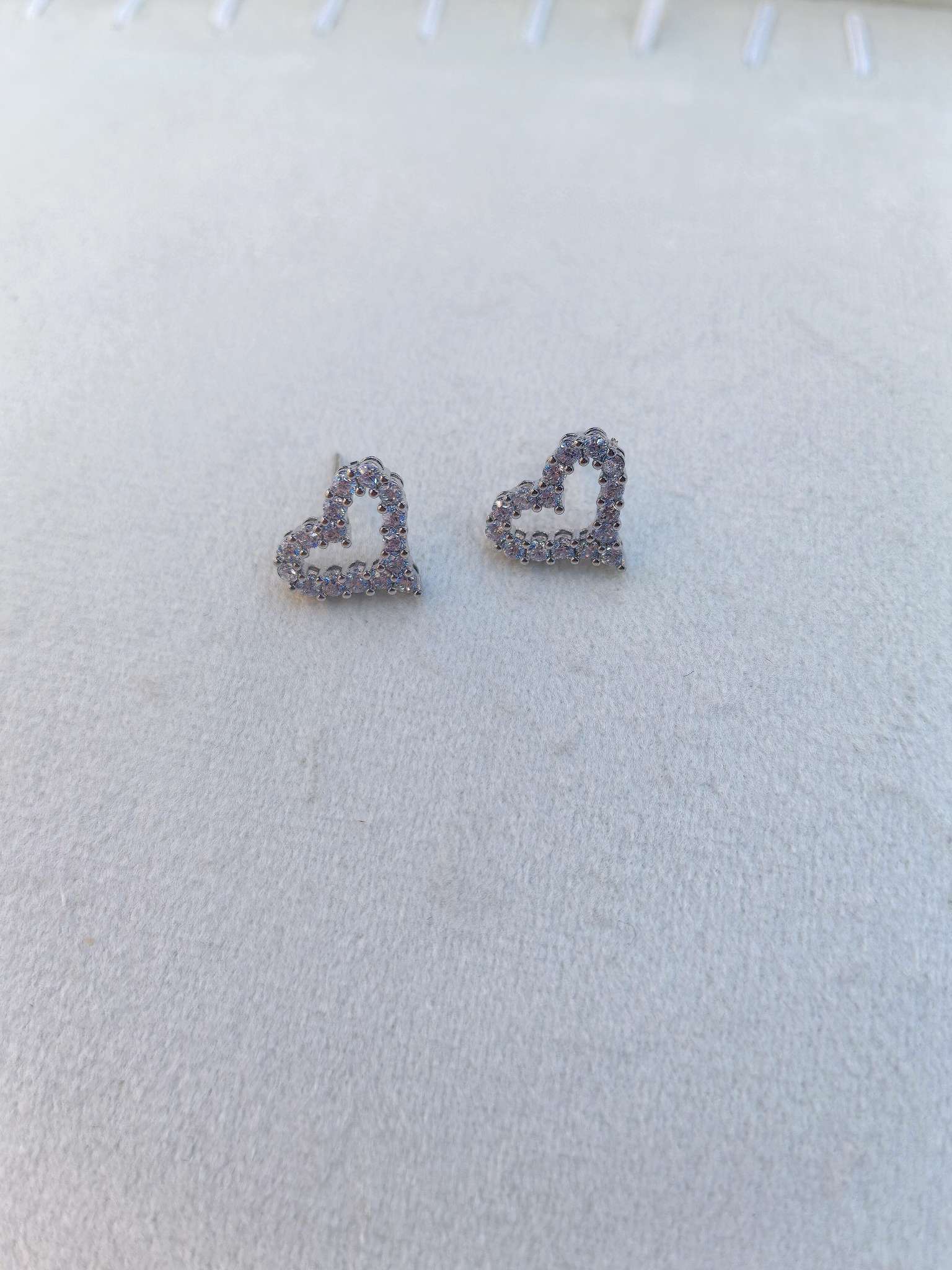 A pair of fashionable and simple heart-shaped stud earrings for women