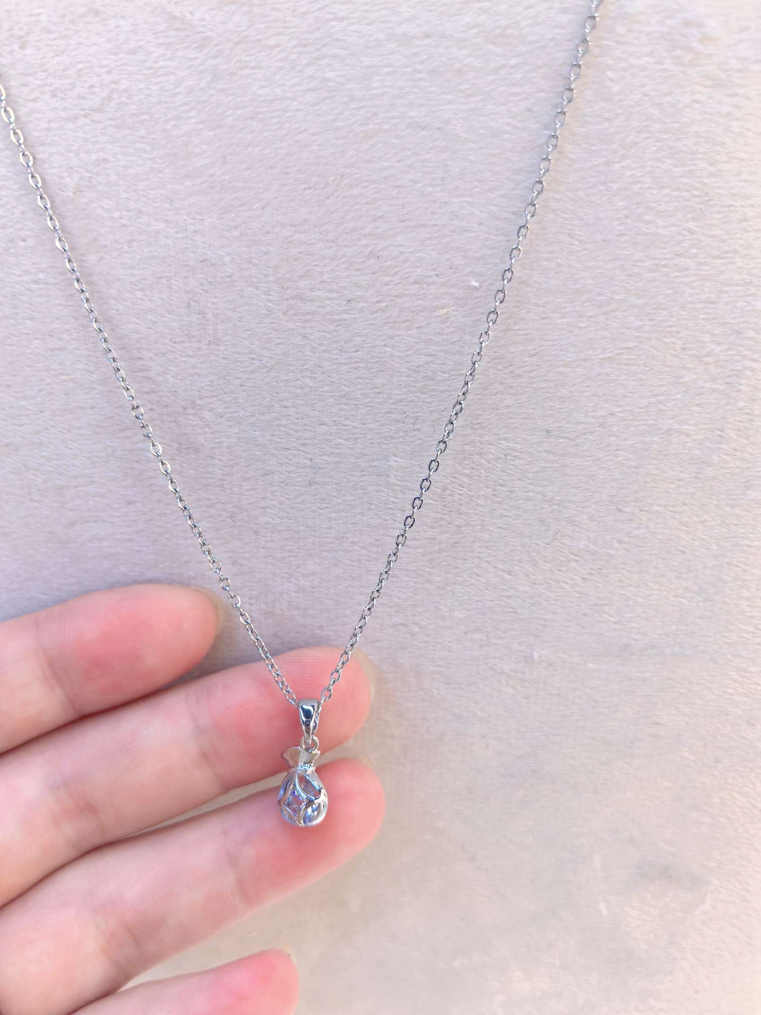 Серебряная цепочка, золотая сумка, отделанная легким и роскошным кулоном
