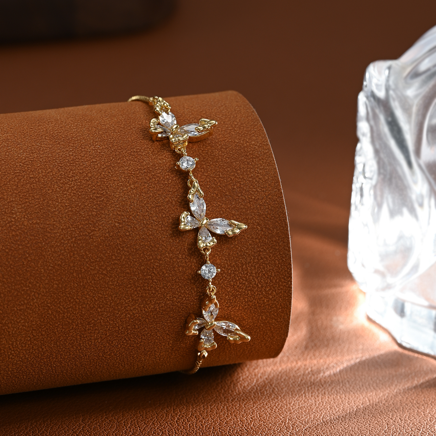 The new elegant, luxurious and high-end bow bracelet is adjustable and versatile for daily use Application Scenario