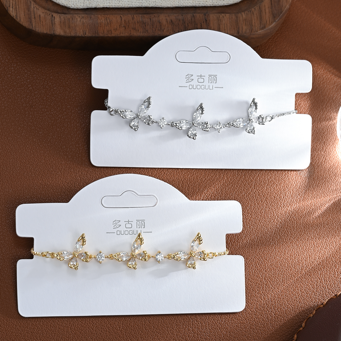 The new elegant, luxurious and high-end bow bracelet is adjustable and versatile for daily use