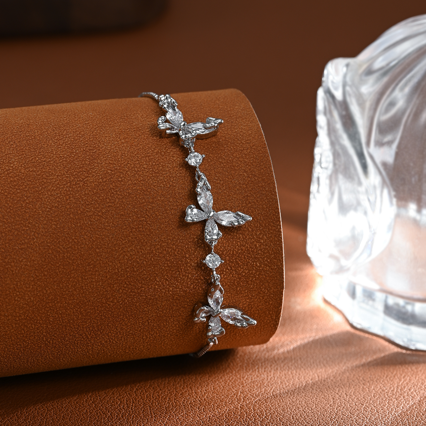 The new elegant, luxurious and high-end bow bracelet is adjustable and versatile for daily use Item Picture