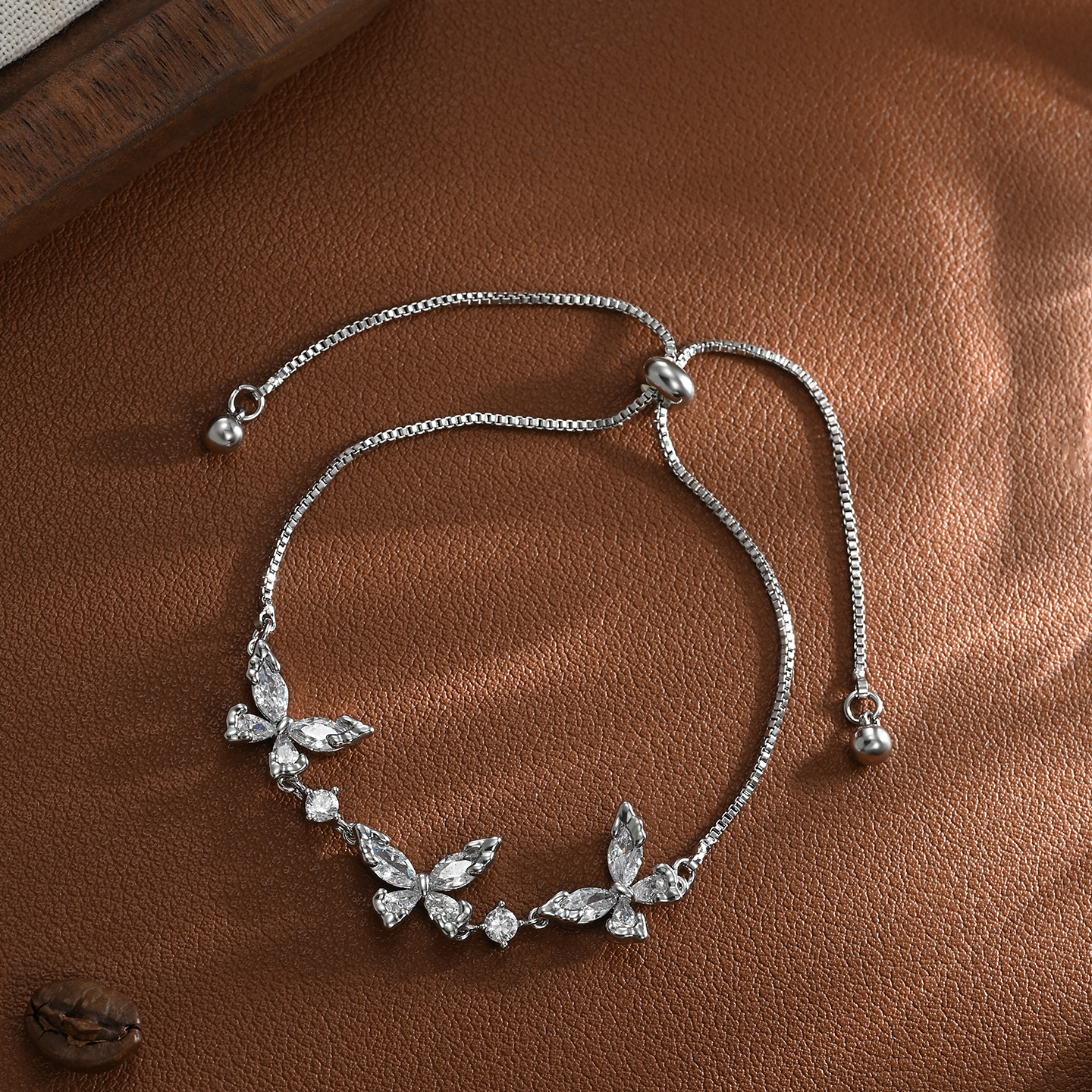 The new elegant, luxurious and high-end bow bracelet is adjustable and versatile for daily use details Picture