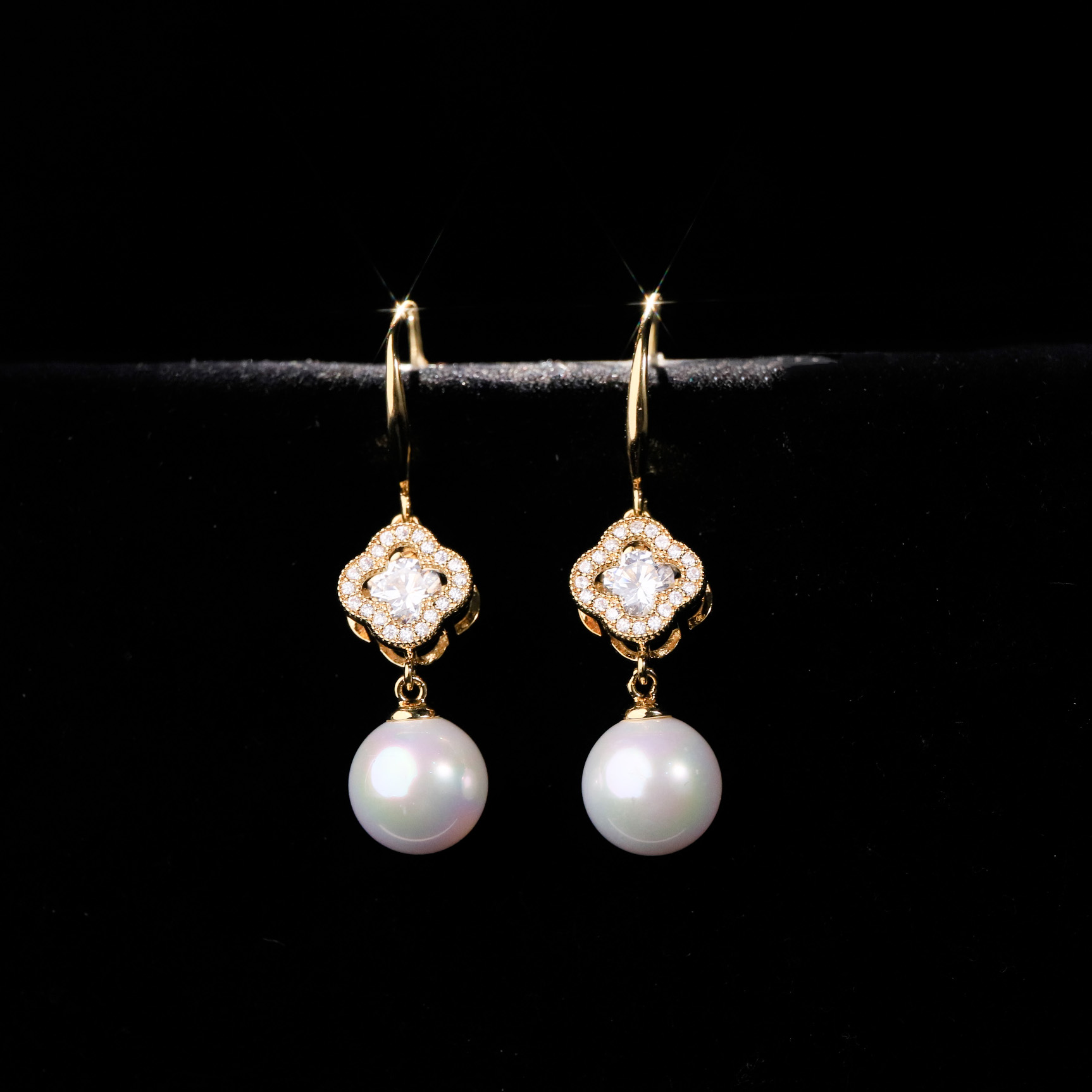 The new copper-plated real gold pendant with zircon inlay and bevel ear hooks exude an elegant charm