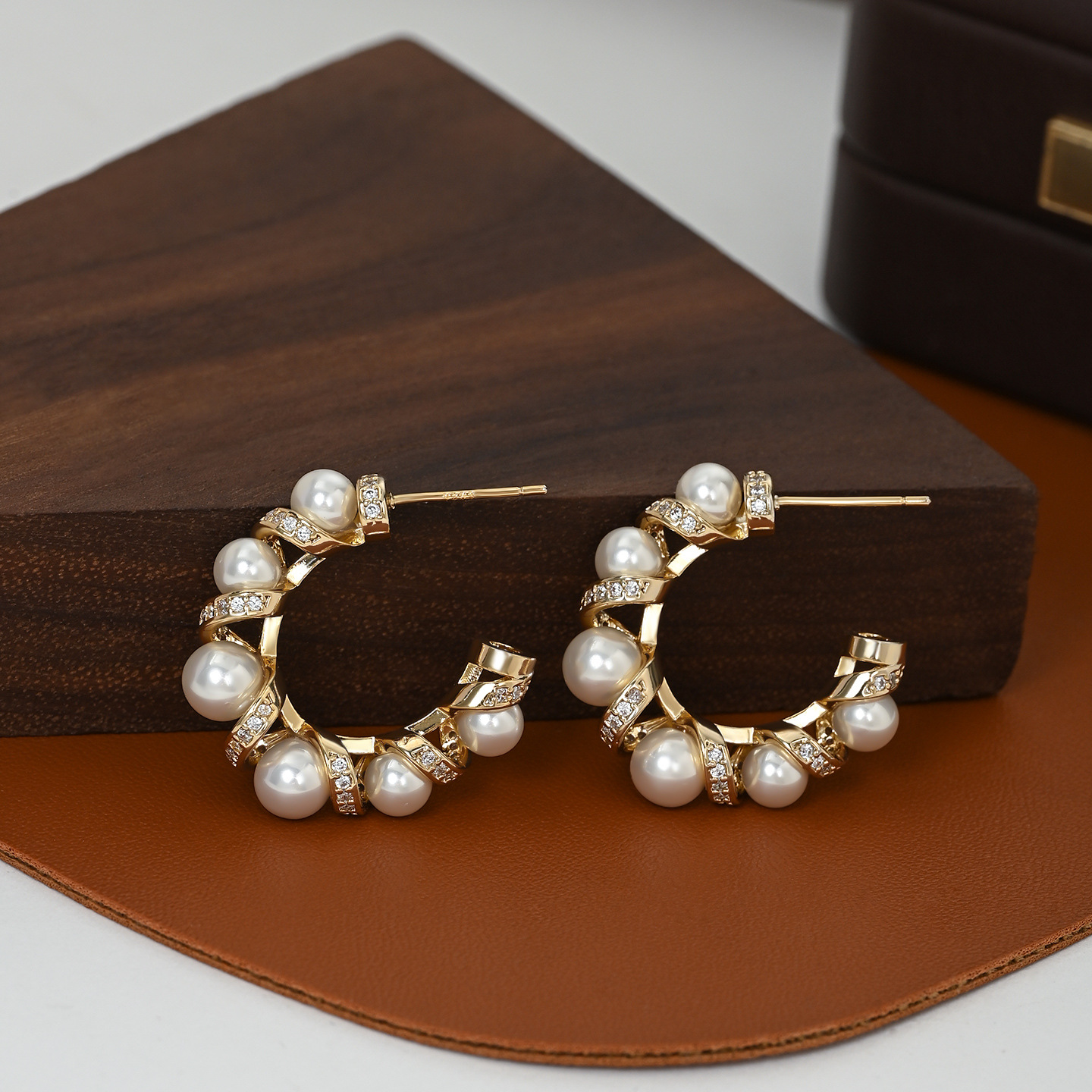 French retro S925 silver needle geometric earrings, a versatile earring design with a touch of elegance and a unique charm Application Scenario