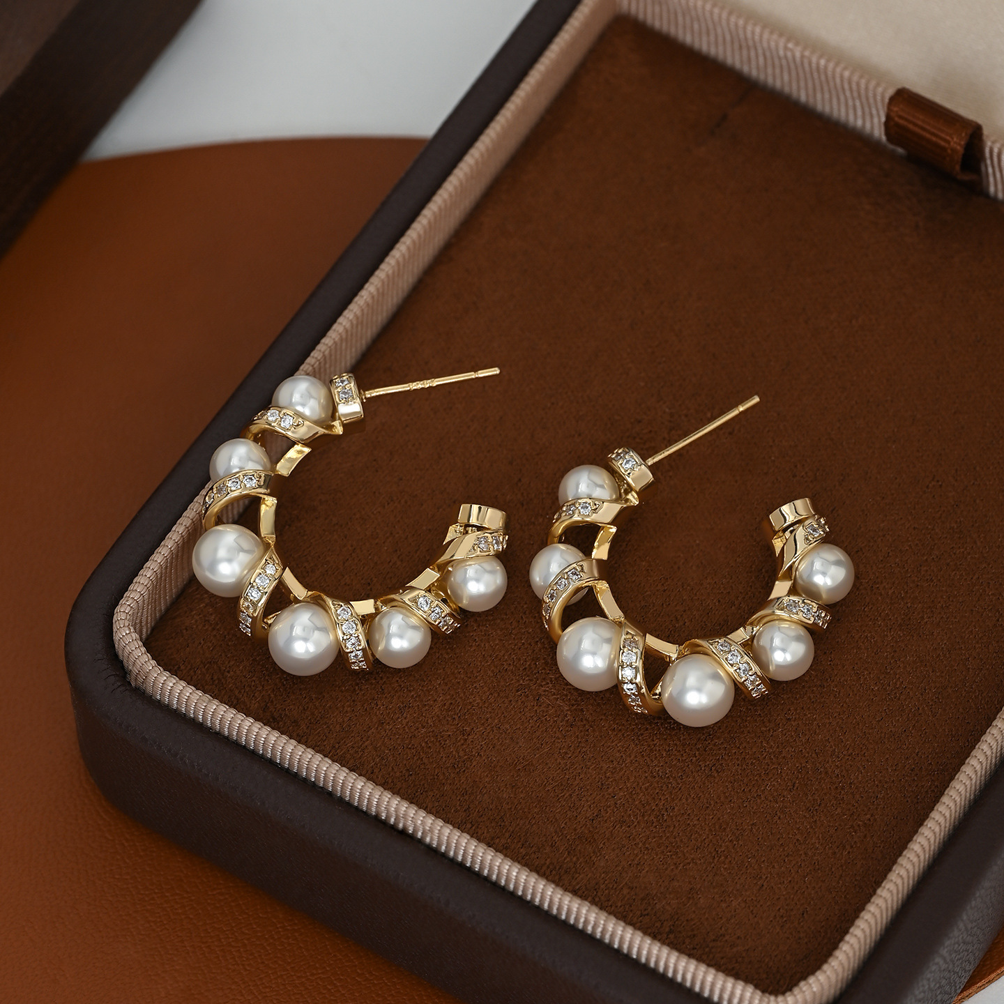 French retro S925 silver needle geometric earrings, a versatile earring design with a touch of elegance and a unique charm Specification image