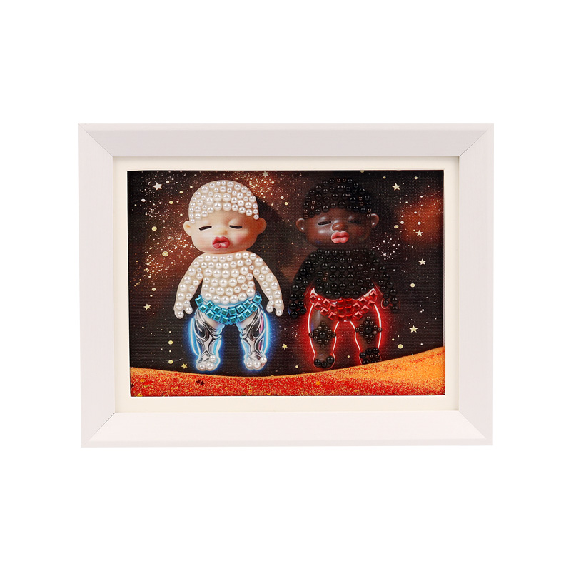 "Black and White Kids" 8-inch flowing sand diamond painting ambient desktop decoration art and cultural creative gift Application Scenario