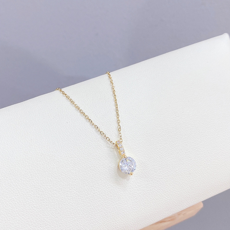 A new high-end necklace with a unique Japanese and Korean style, a heart-shaped and cold style, and a collarbone chain for women's hair accessories details Picture