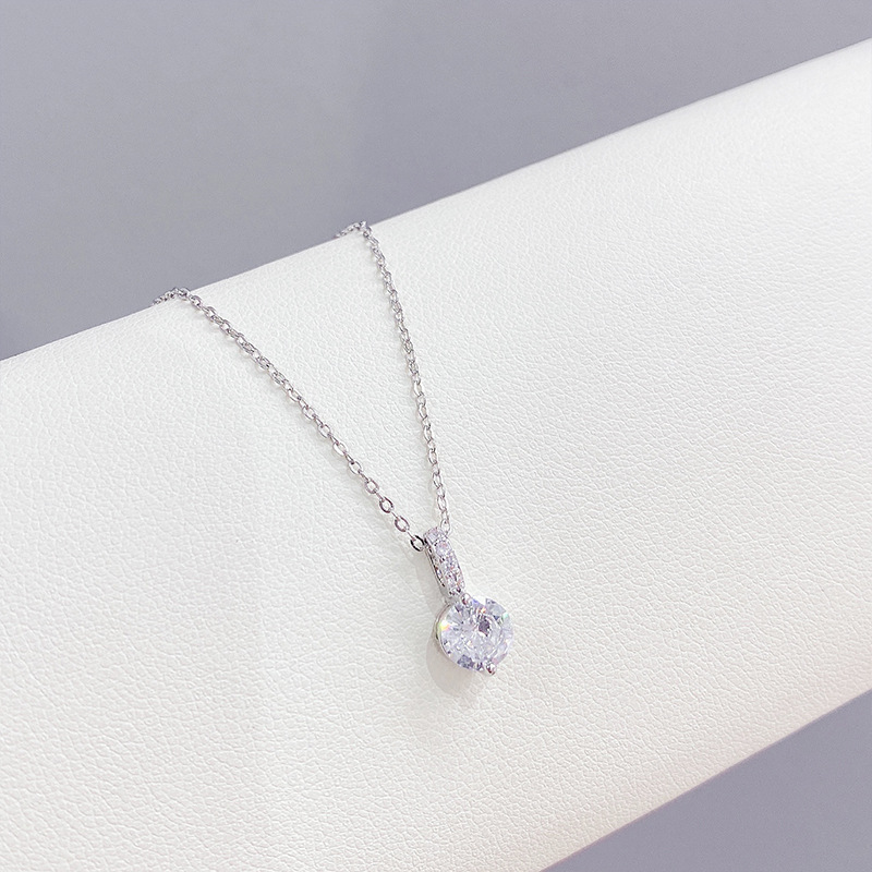 A new high-end necklace with a unique Japanese and Korean style, a heart-shaped and cold style, and a collarbone chain for women's hair accessories