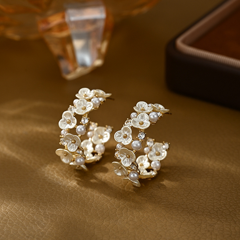 The 2026 new S925 silver needle French light luxury niche flower mother-of-pearl earrings exude a sense of feminine sophistication and are exquisite stud earrings. They are trendy and elegant earrings Application Scenario
