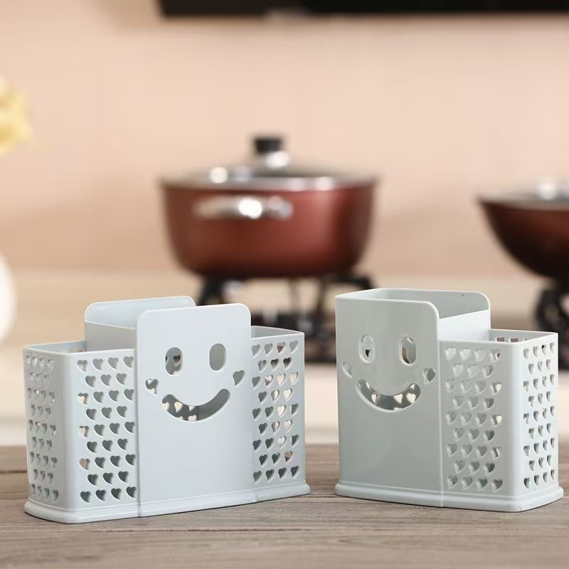 Colorful heart-shaped hollowed-out smiling face transparent pen holder stationery, slanted insert solid wood pen holder Application Scenario