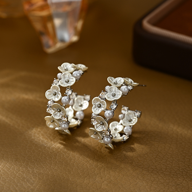 The 2026 new S925 silver needle French light luxury niche flower mother-of-pearl earrings exude a sense of feminine sophistication and are exquisite stud earrings. They are trendy and elegant earrings Item Picture