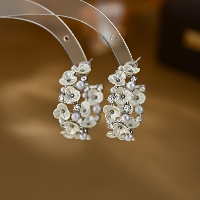The 2026 new S925 silver needle French light luxury niche flower mother-of-pearl earrings exude a sense of feminine sophistication and are exquisite stud earrings. They are trendy and elegant earrings Specification image