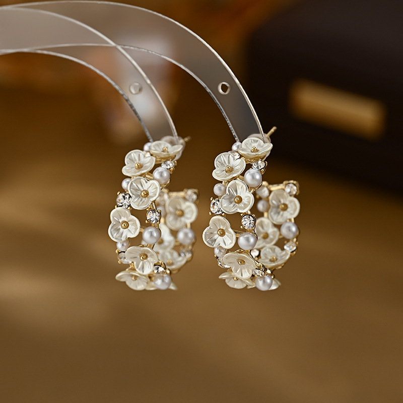 The 2026 new S925 silver needle French light luxury niche flower mother-of-pearl earrings exude a sense of feminine sophistication and are exquisite stud earrings. They are trendy and elegant earrings details Picture