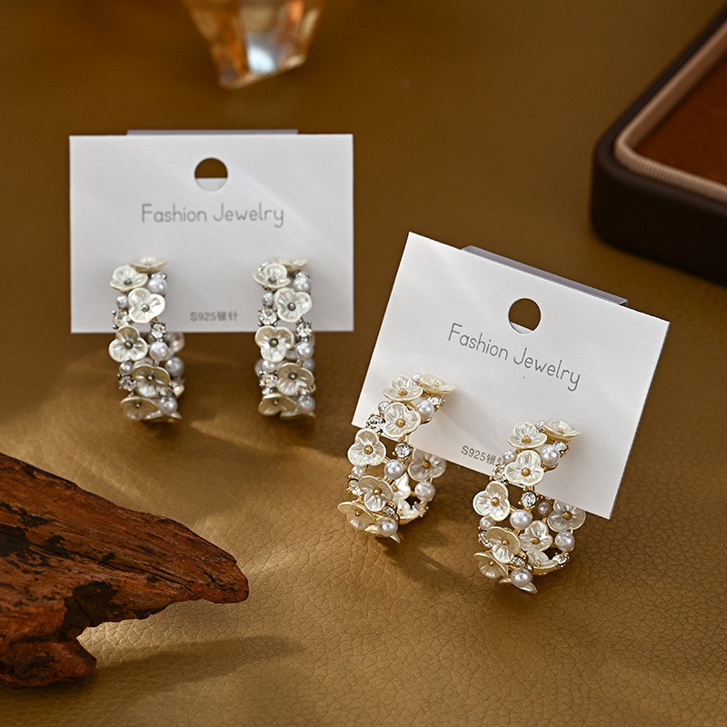 2026 nuevo estilo S925 agujas de plata estilo francés de la luz de lujo flores de nicho pendientes de abeja para las mujeres sentido de alta clase delicados pendientes de influencia temperamento orejeras