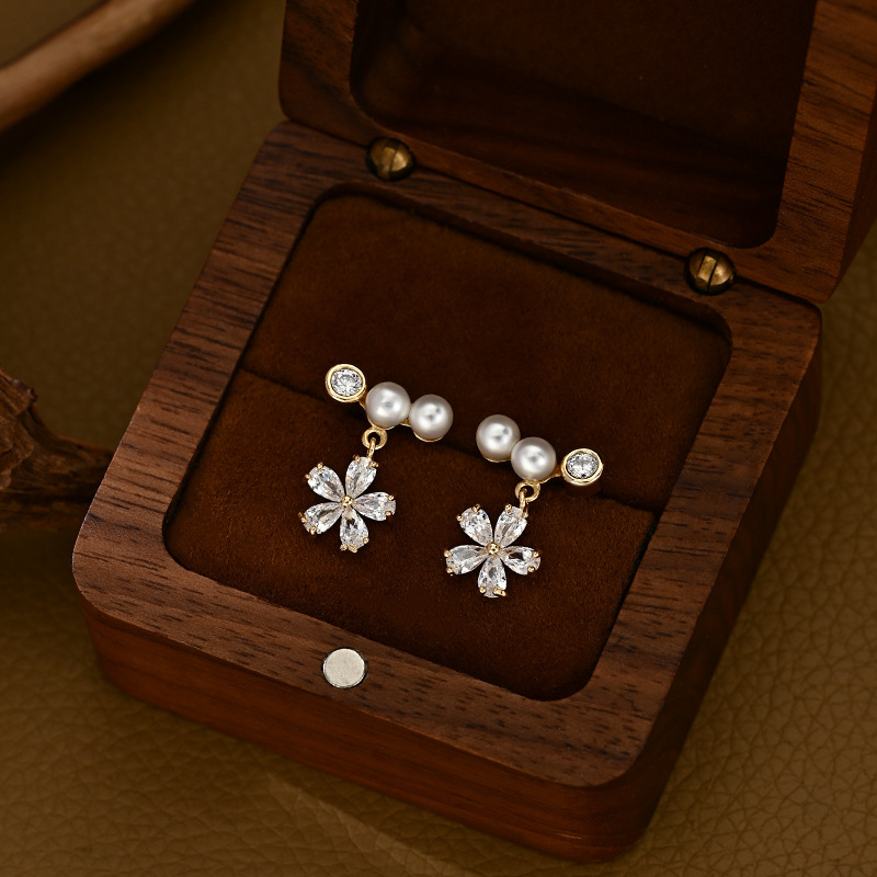 Серебристая игла S925 — серебристая серебристая серебристая серебристая серебристая серебристая серебристая серьга, разработанная маленькими группами женщин-циркониевых лепестков Specification image