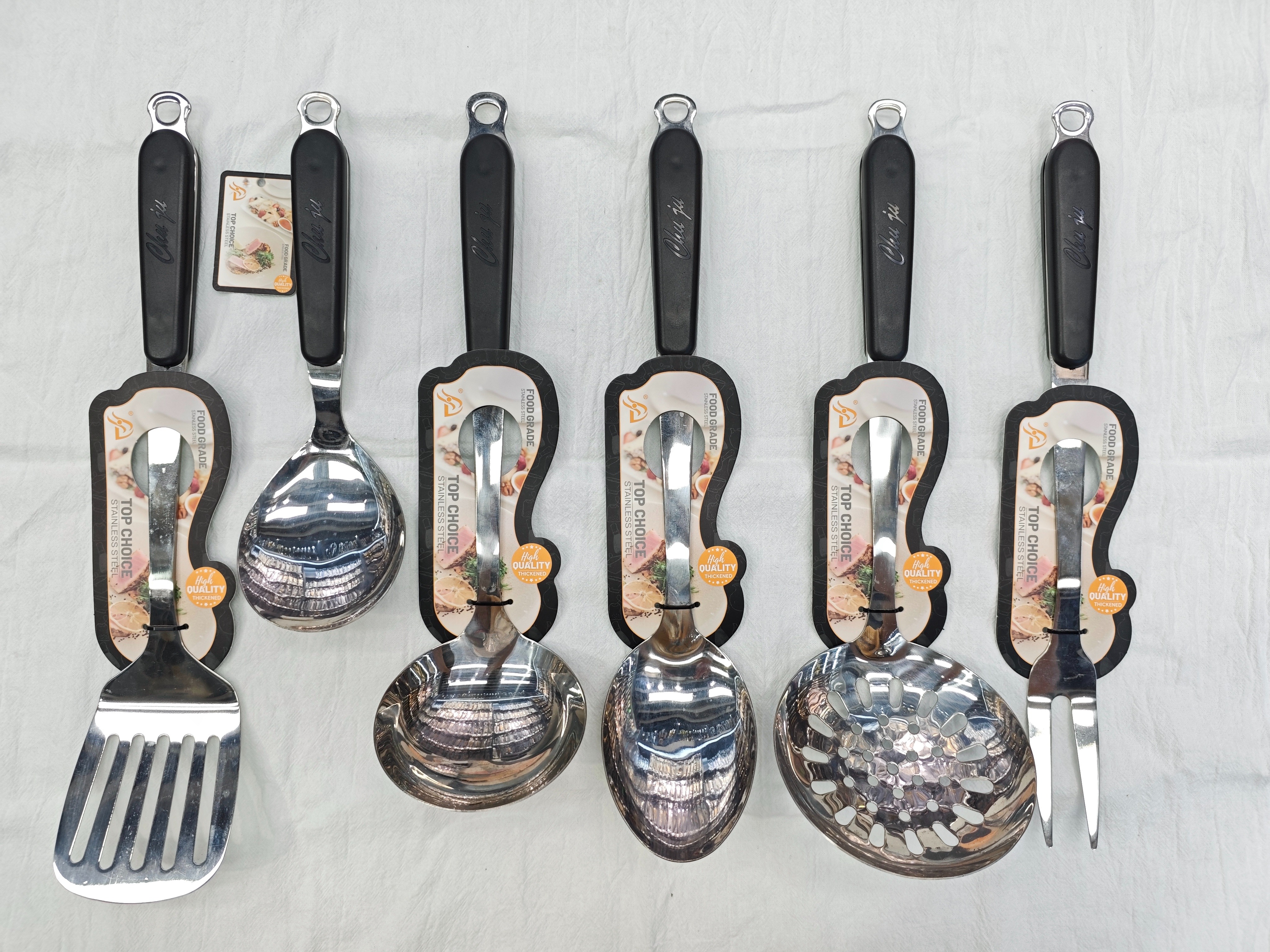 Silver stainless steel black handle soup spoons and rice spoons with labels, high-quality shiny spatulas and rice spoons, hotel and restaurant kitchenware