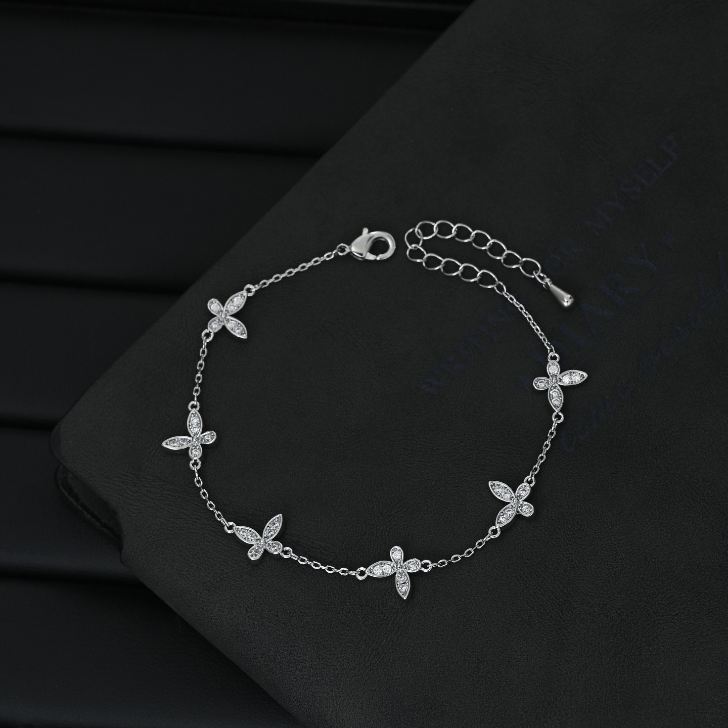 فراشة ذهبية مزخرفة بأساوار زجاجية، سوارات ملونة، خلفية سوداء من حرفة الأطفال Item Picture