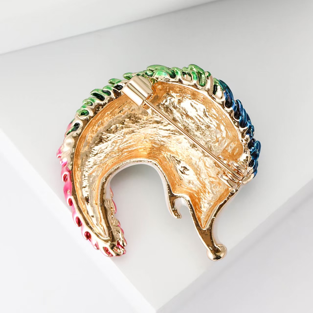 New fashionable enamel oil drip long-tailed hedgehog brooch, retro animal pin, women's clothing corsage accessory Application Scenario
