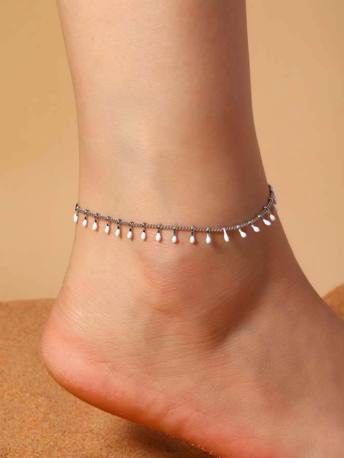 In Europe and America, silver chains with white oil and water droplet-shaped pendant anklets are popular as fashionable accessories detail image 2