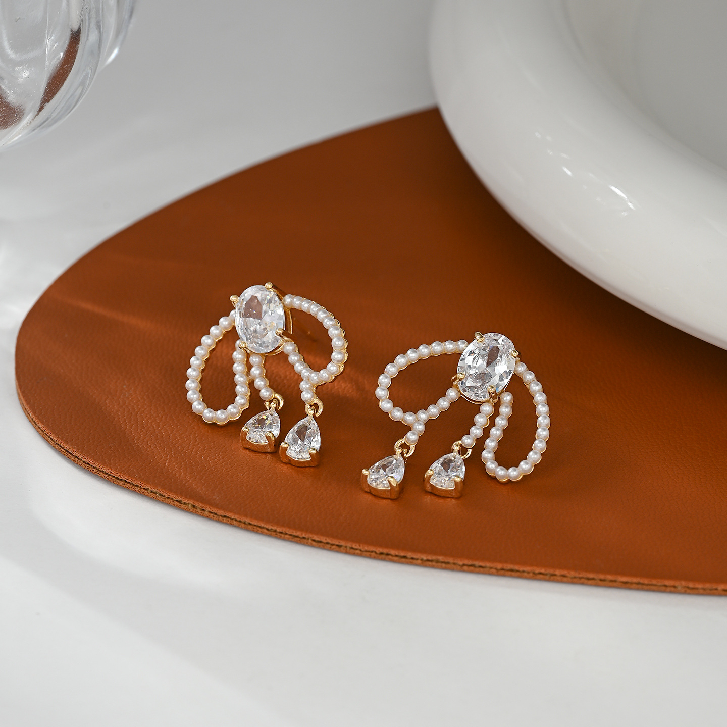 The best-selling bow pearl stud earrings on Xiaohongshu Live are exquisite, elegant and charming style earrings as a date gift
