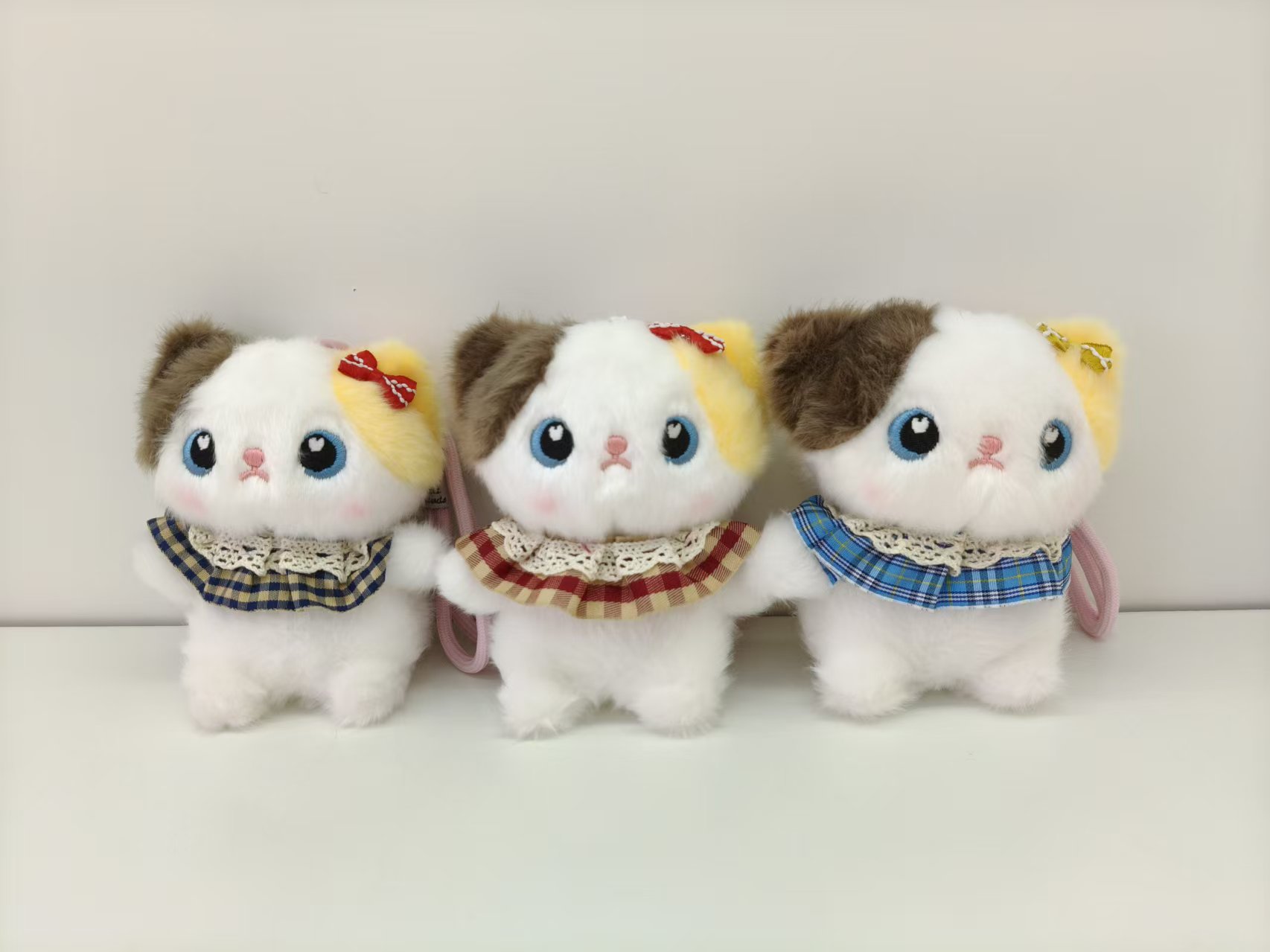 Babero flor de castor gato peluche gato muñeca adorable adorable atado de tela colgante details Picture